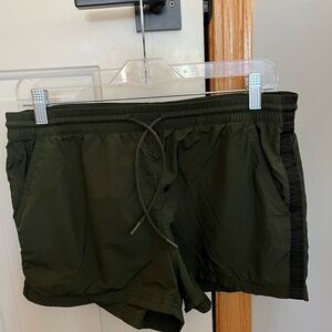 Athleta women’s expedition casual semi fitted short in Tuscan olive color.Size 4